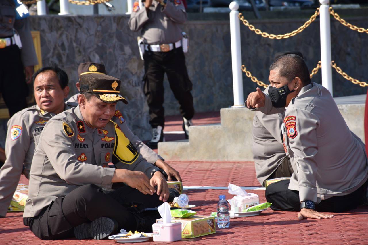 Kapolda Sulteng Lesehan Makan Nasi Kotak Bersama Anggota