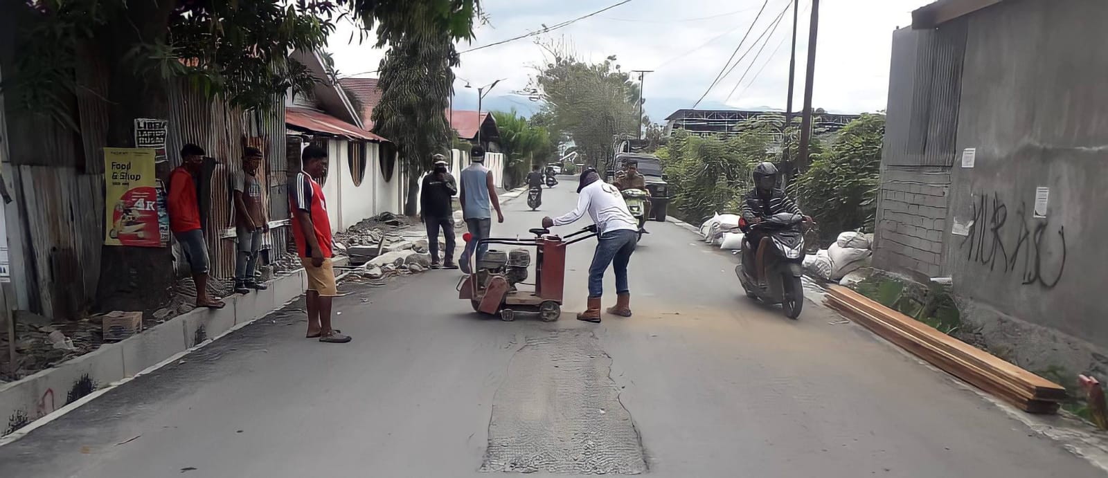 Kendaraan Overload Penyebab Kerusakan Jalan