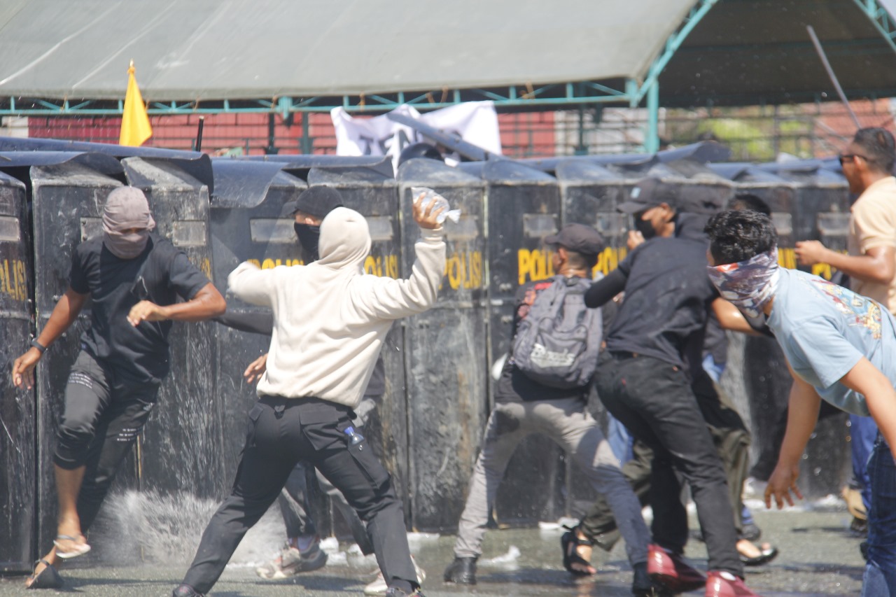 Demonstrasi Pilkada di Palu Rusuh: Polisi Pukul Mundur Massa Anarkis, Situasi Makin Memanas! 