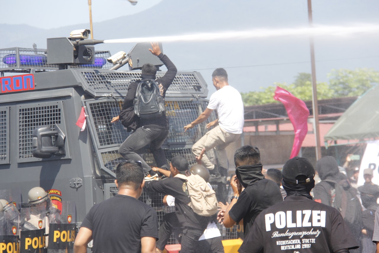 Demonstrasi Pilkada di Palu Rusuh: Polisi Pukul Mundur Massa Anarkis, Situasi Makin Memanas! 